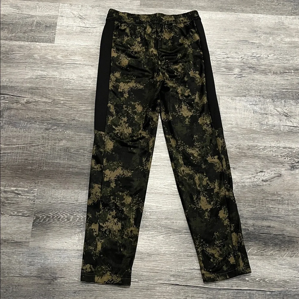 Old Navy Go-Dry Techie Fleece pants in a camouflage print XL (12) boys